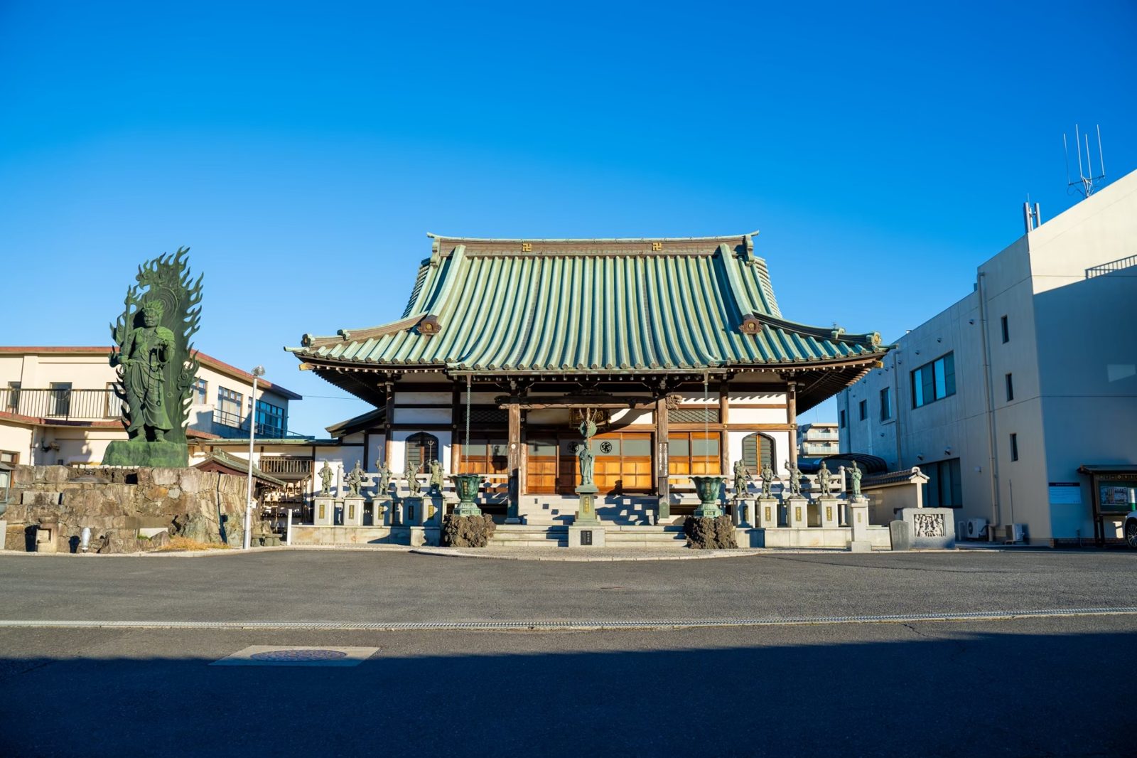 国宝山甘露院医王寺 本堂と大丸不動尊(東京都稲城市)